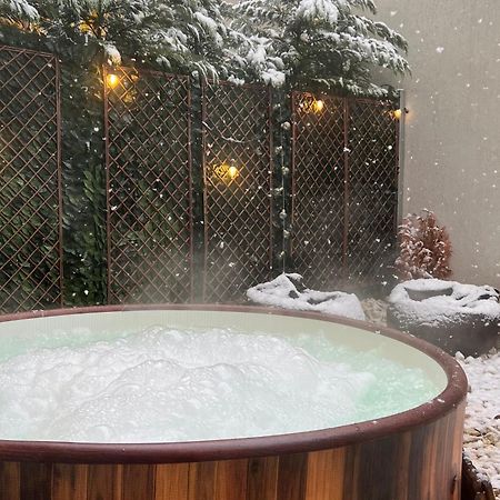 Апартаменты Downtown Hidden Garden With Jacuzzi In Бухарест Экстерьер фото