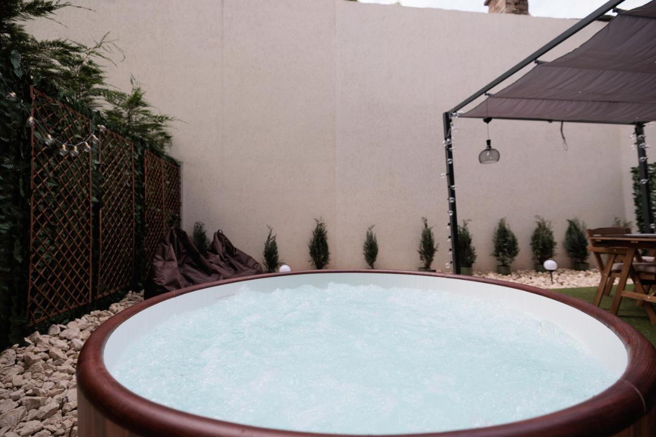 Апартаменты Downtown Hidden Garden With Jacuzzi In Бухарест Экстерьер фото