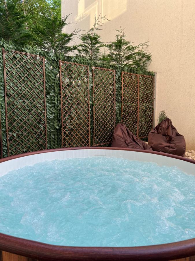 Апартаменты Downtown Hidden Garden With Jacuzzi In Бухарест Экстерьер фото