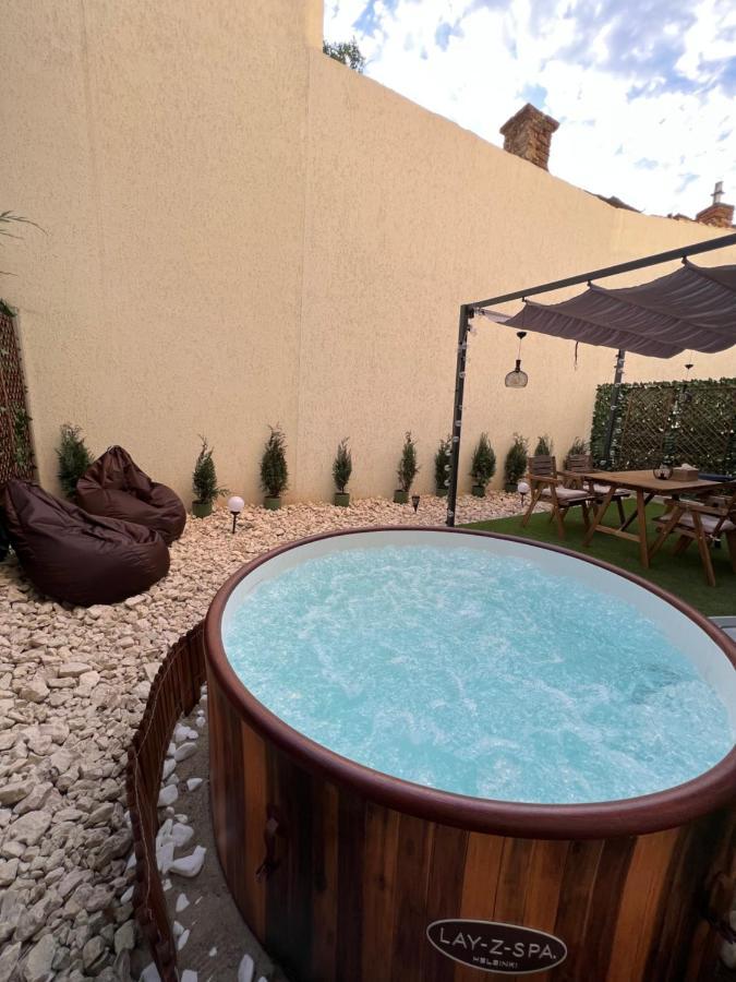 Апартаменты Downtown Hidden Garden With Jacuzzi In Бухарест Экстерьер фото