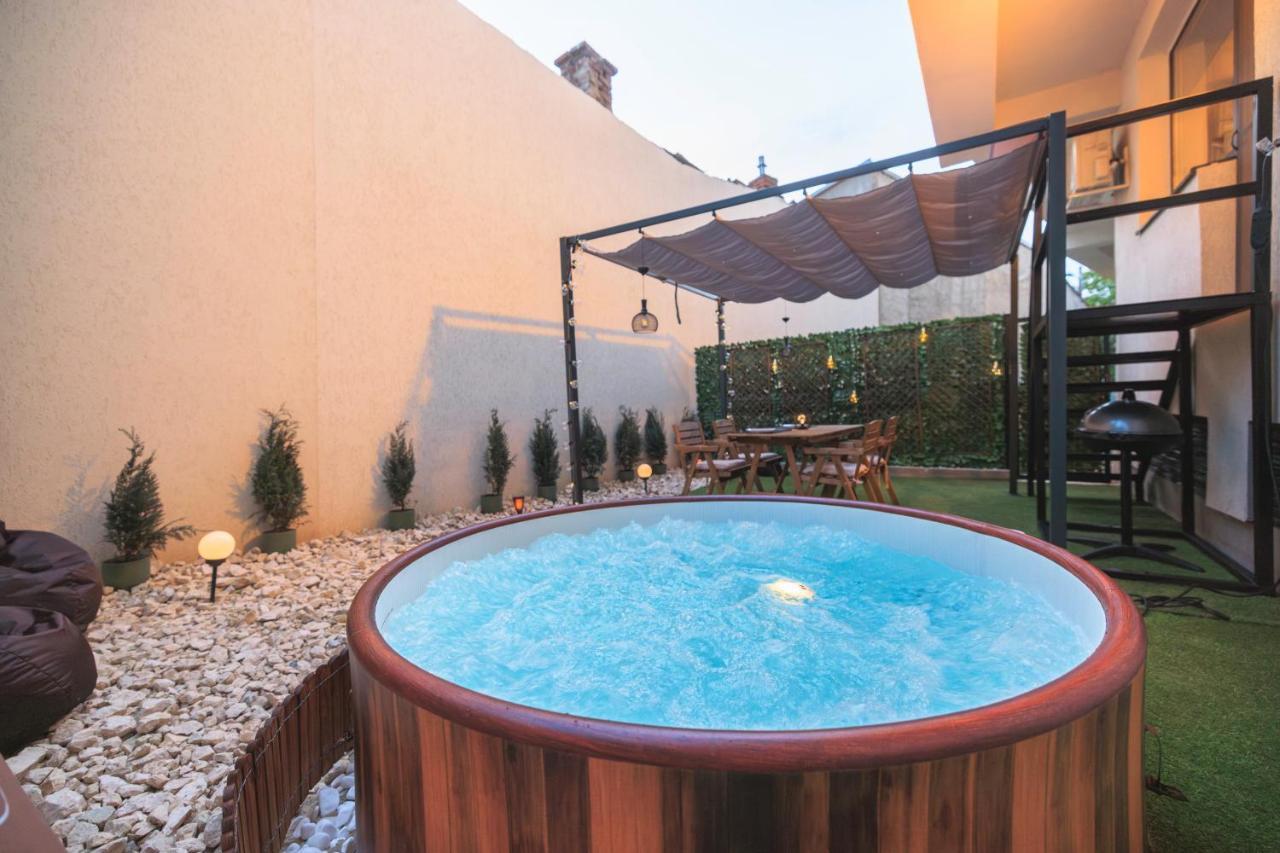 Апартаменты Downtown Hidden Garden With Jacuzzi In Бухарест Экстерьер фото