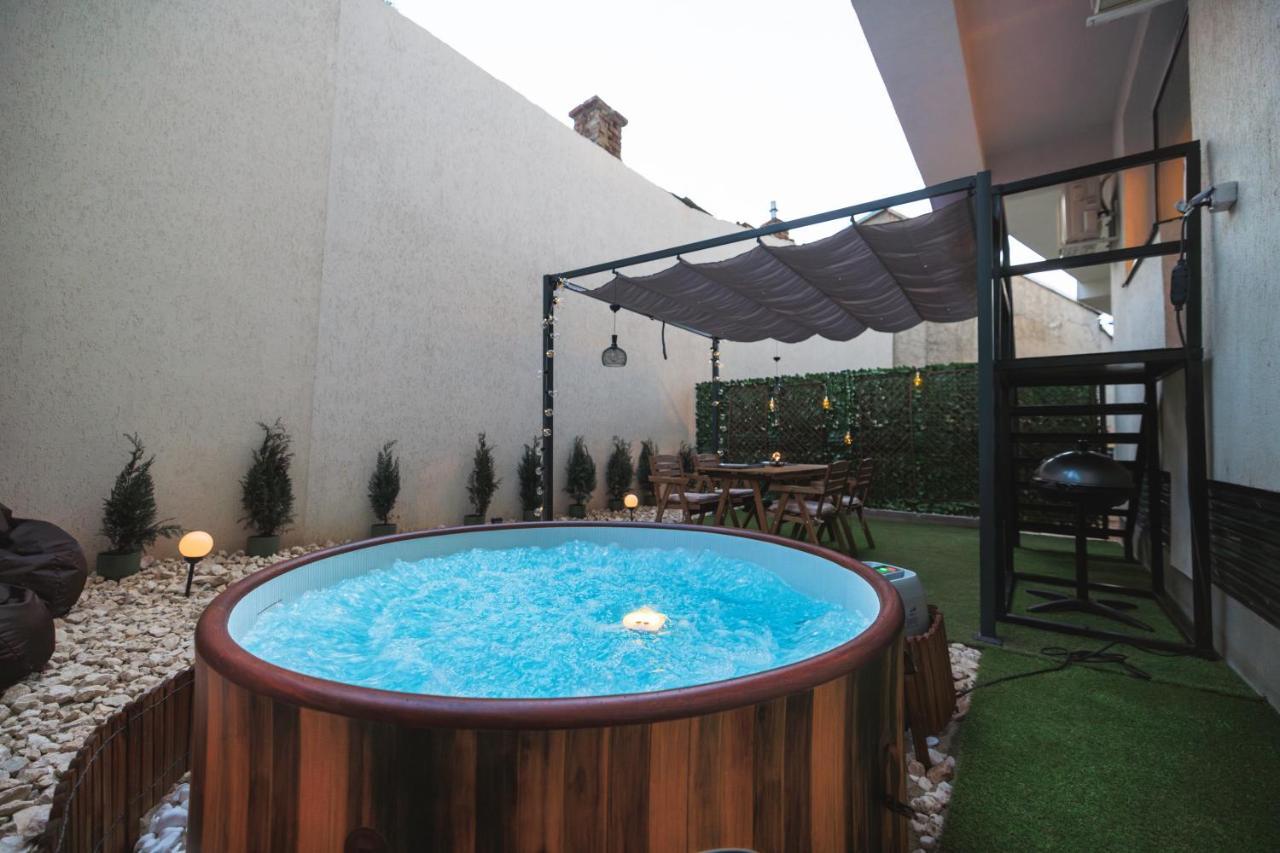 Апартаменты Downtown Hidden Garden With Jacuzzi In Бухарест Экстерьер фото