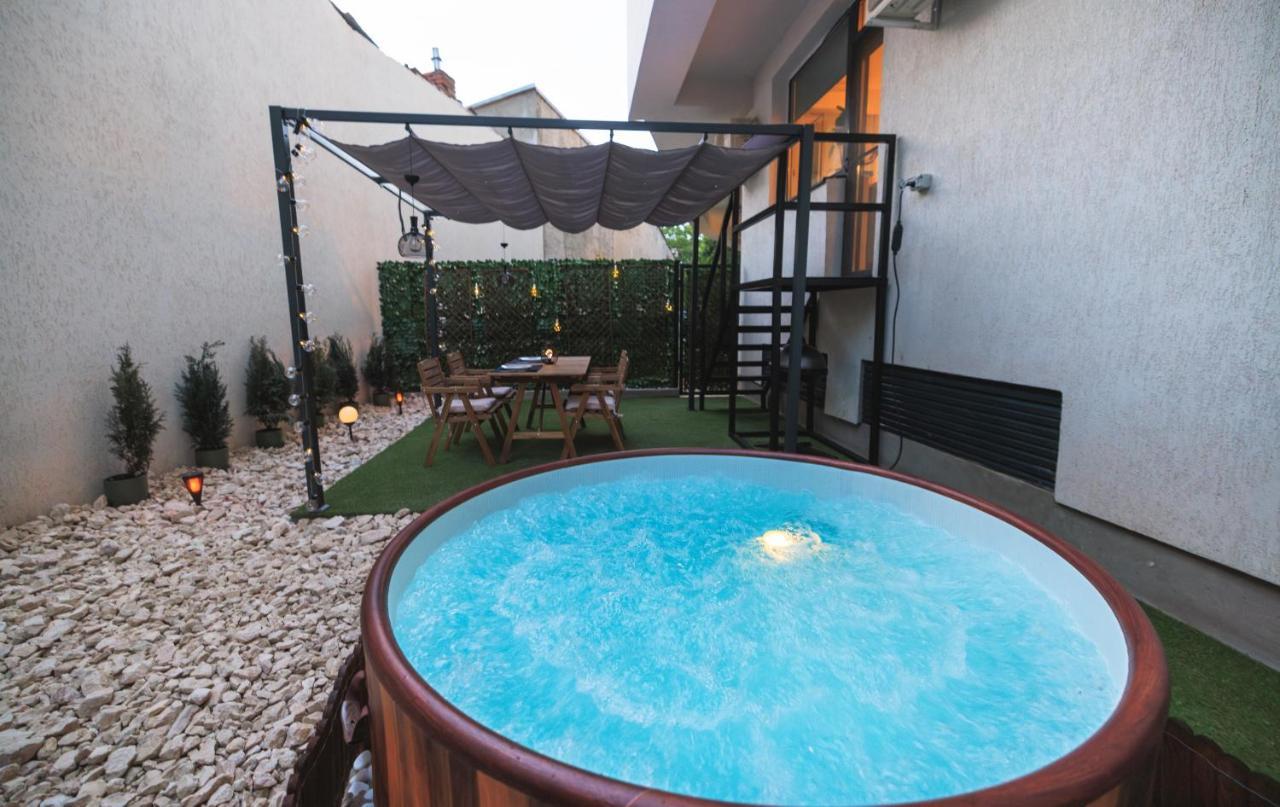 Апартаменты Downtown Hidden Garden With Jacuzzi In Бухарест Экстерьер фото