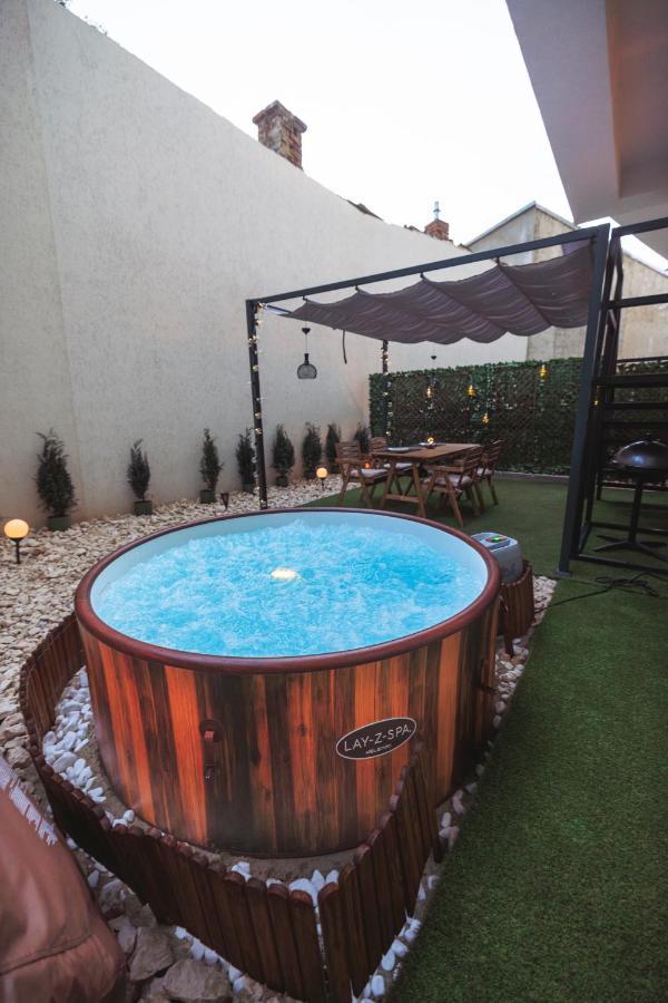 Апартаменты Downtown Hidden Garden With Jacuzzi In Бухарест Экстерьер фото